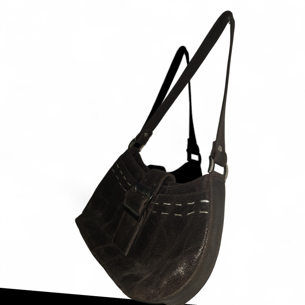 This shoulder bag features a vintage or Y2K-style design. - Picture 3 of 6